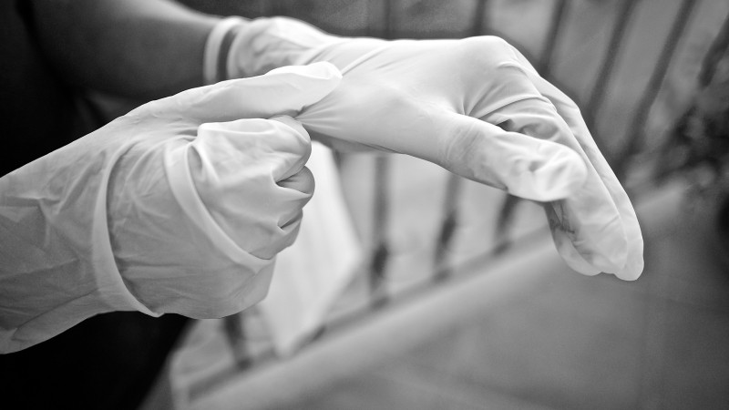 Handschutz mit Einmalhandschuhen