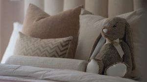 Richtig das Bett machen.