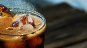 Verstopfte Rohre mit Cola reinigen