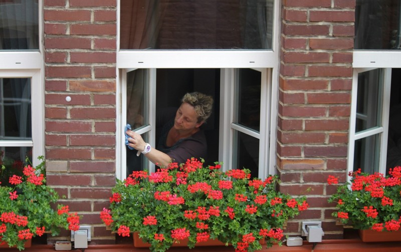 Mühevolles Fenster Putzen