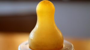 Schnuller und Babyflasche sterilisieren