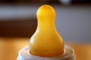 Schnuller und Babyflasche sterilisieren