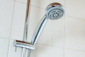 Strahlendes Duschen putzen