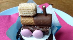 Muffins mit Lokomotive und Smarties