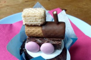 Muffins mit Lokomotive und Smarties