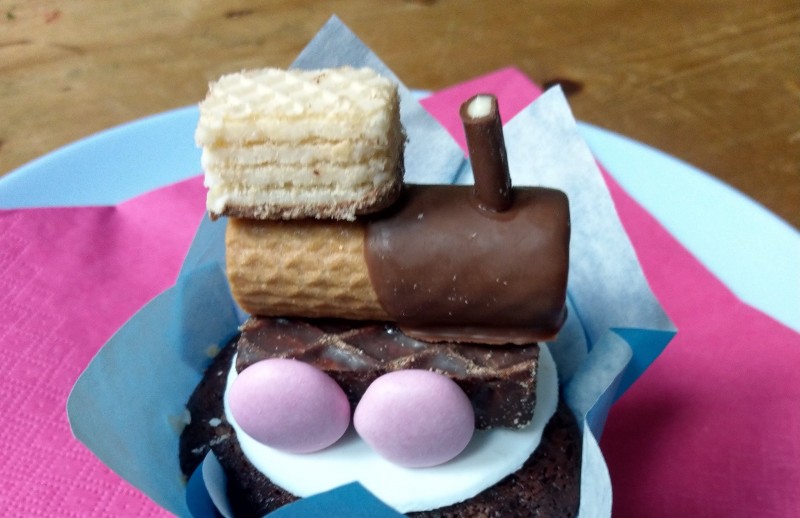Muffins mit Lokomotive und Smarties