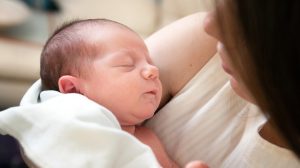 Zwergensprache zwischen Baby und Eltern.