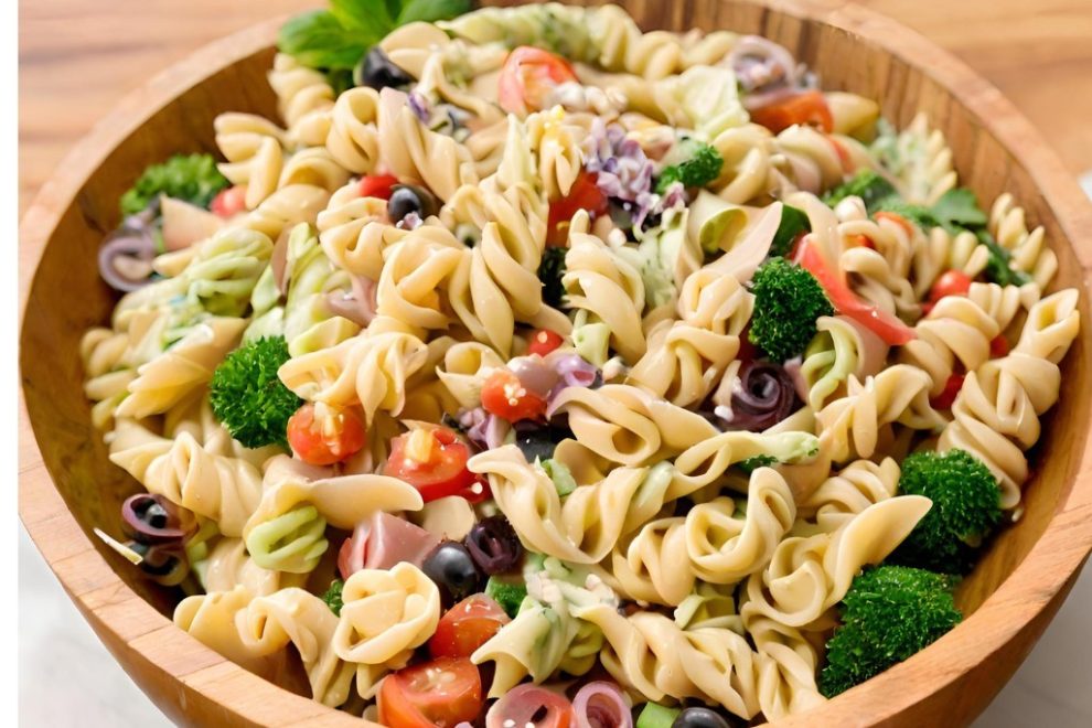 Bunten Nudelsalat selber machen.